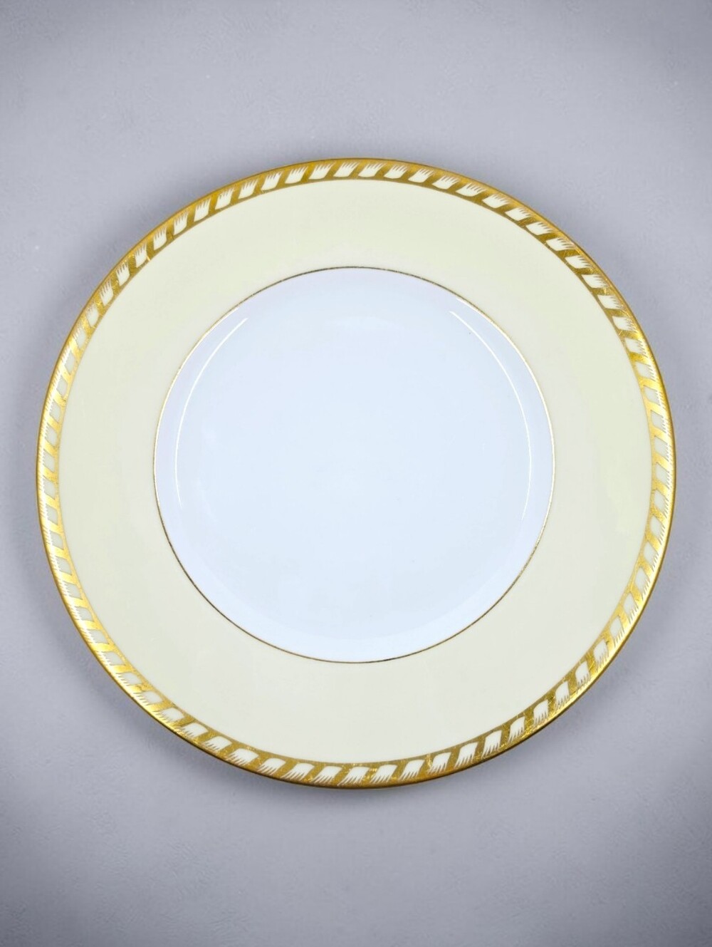 Minton Commodore Pattern Dinner Plate Porcelain Smooth Gold Rope Rim England